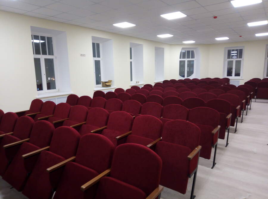 Кресло «Фит», смежная боковина открытая, замыкающие драпированы тканью.Р. 515×510/700×884h мм